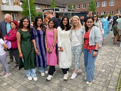 Die Gruppe der Pflege-Auszubildenden mit Maria Moormann, Integrationsbeauftragte