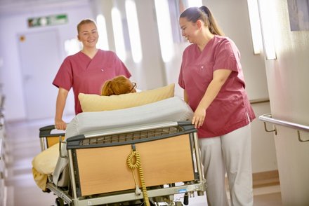 Berufsfachschule Pflege Quakenbrück Auszubildende der Berufsfachschule Pflege schieben ein Patientenbett