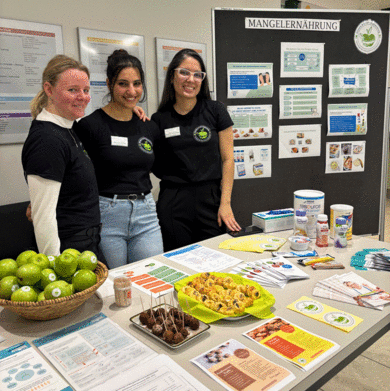 Drei Auszubildende der Diätschule am Stand der Malnutrition Awareness Week