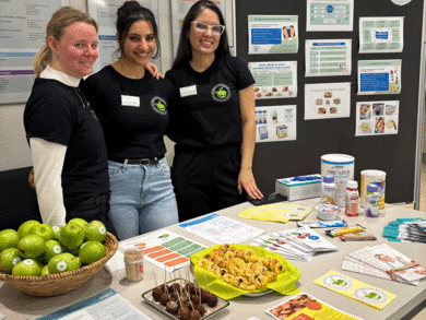 Drei Auszubildende der Diätschule am Stand der Malnutrition Awareness Week