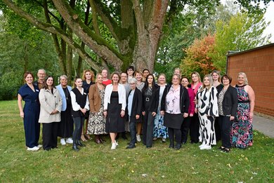 Examen der Fachschule für Podologie 2024 - Gruppenfoto der Absolventinnen im Krankenhausgarten