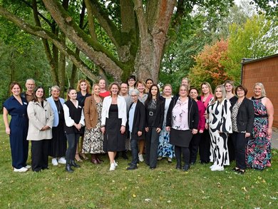 Examen der Fachschule für Podologie 2024 - Gruppenfoto der Absolventinnen im Krankenhausgarten