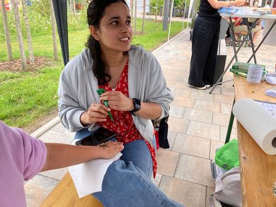 Auszubildende fertigt Henna-Tattoos an